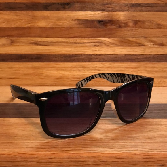 ❤️‍🔥 Black and Zebra way fair sunglasses! - Picture 2 of 3
